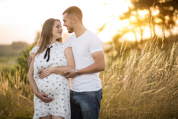 La conexión emocional con tu pareja es la causante de que el futuro papá comparta ciertos síntomas durante tu embarazo. 