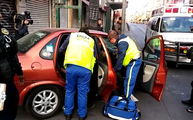 En el cruce donde una ocurrió el accidente; dormía una persona en situación de calle a quien los carros le pasaron a 10 centímetros cerca, pero result