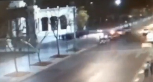 El conductor chocó sobre un árbol y fue detenido.