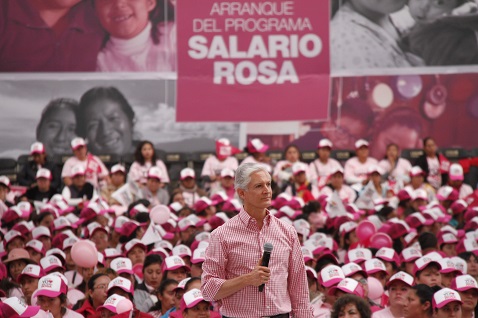 El mandatario mexiquense en un evento del programa social. 
