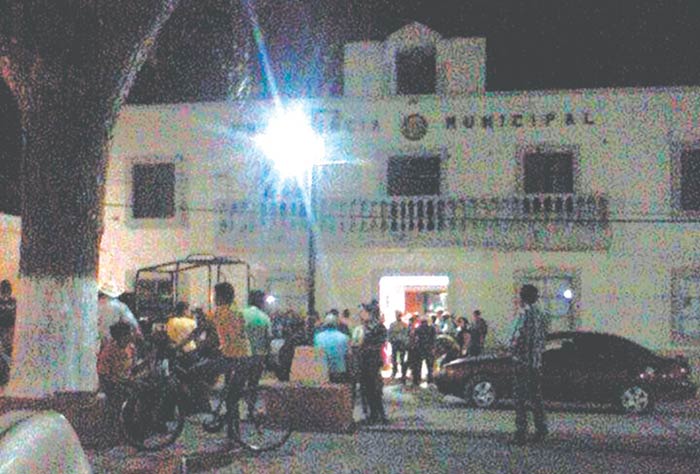 El presidente municipal y regidores permanecen atrincherados. 