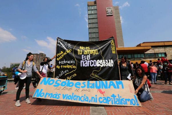 Los estudiantes protestaron frente a la Torre de Rectoría para exigir medidas de seguridad para la comunidad universitaria.