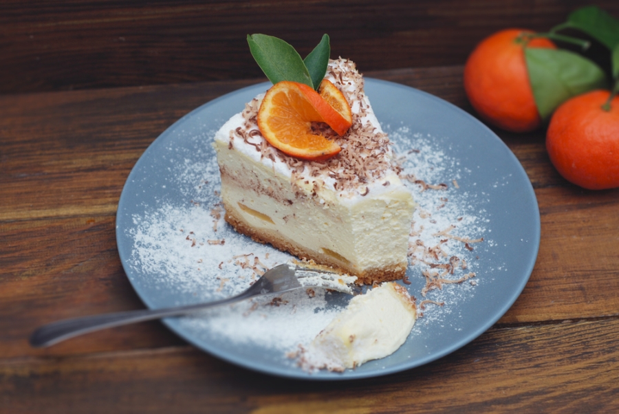 La mujer envenenó un pastel de queso y se lo dio a la víctima.