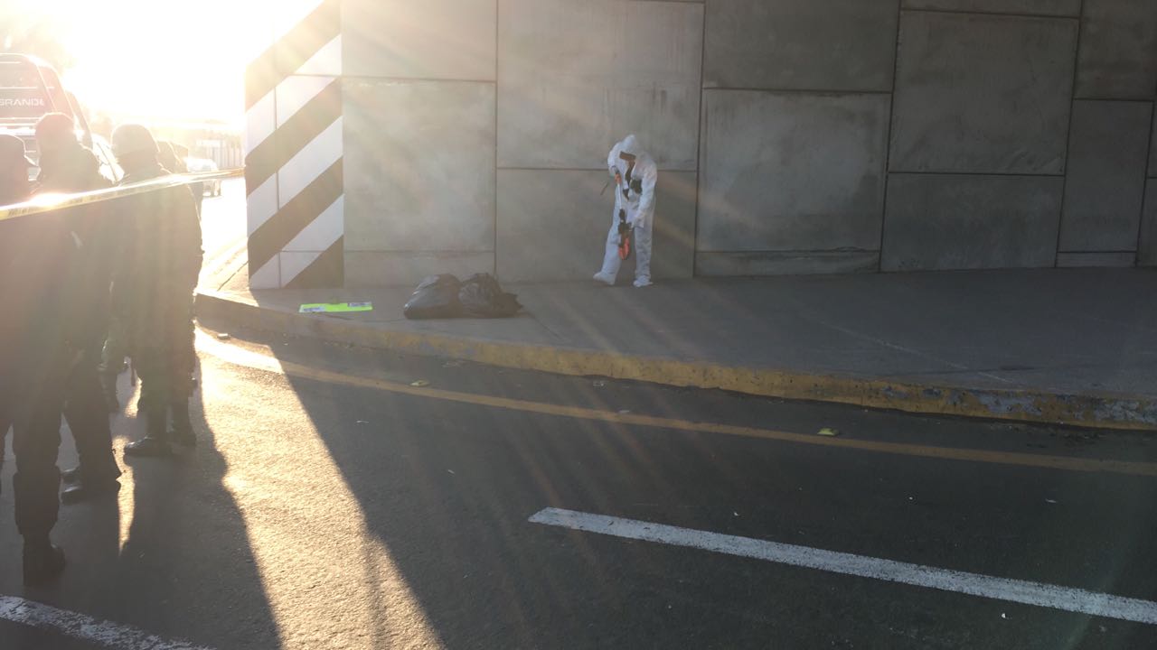 En el puente de El Trébol reportaron que ahí se encontraba una bolsa de plástico en color negro, con restos humanos, lo cual ya se confirmó 