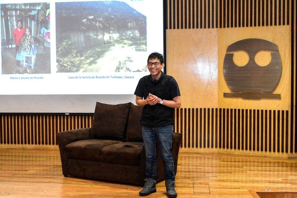 Ricardo dio una conferencia a estudiantes de la UNAM en la que habló de cómo la ciencia le cambió la vida.