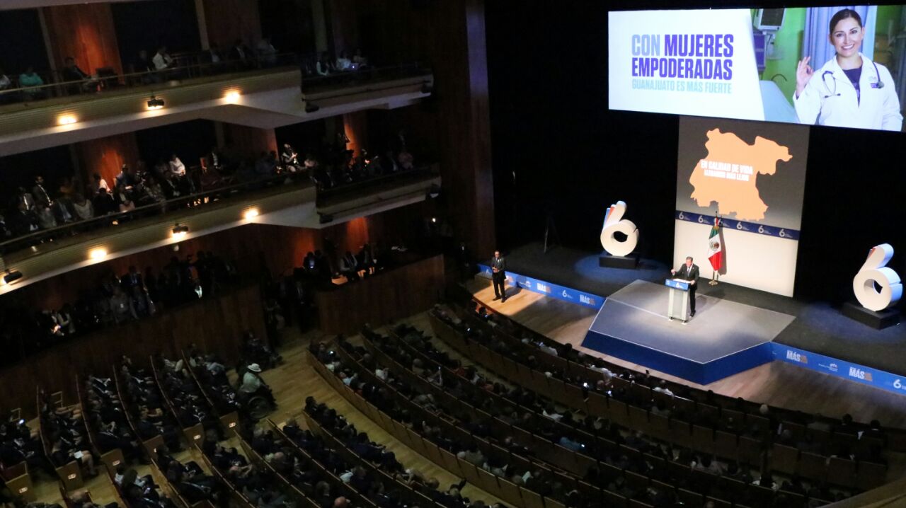 Teatro Bicentenario, durante el sexto informe de gobierno. 