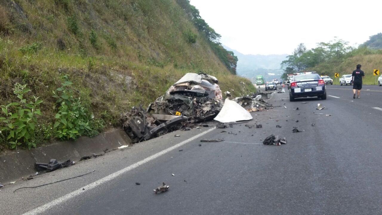 El tráiler destrozó por completo el automóvil, dejando un saldo de dos muertos.