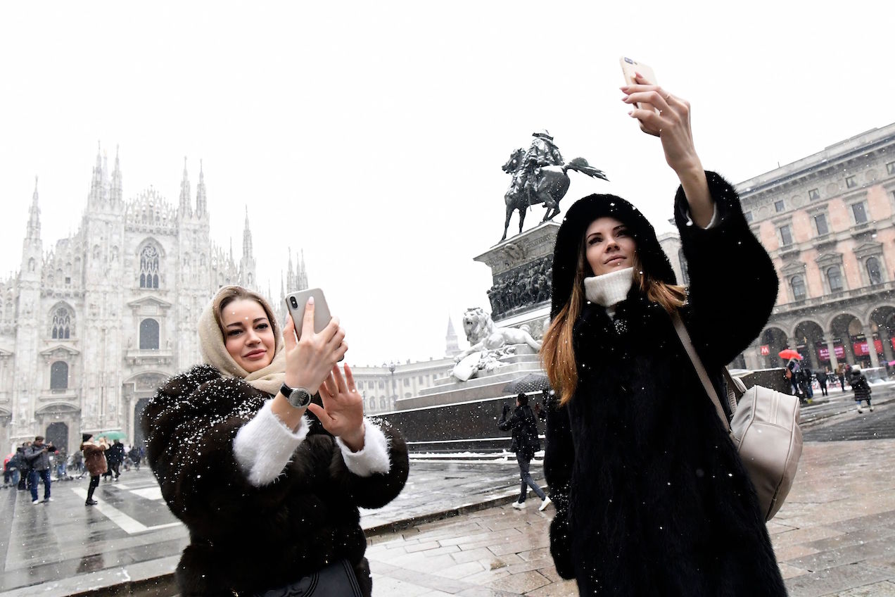 Dos turistas se toman una 'selfie' en Milán, enmedio de una ola gélida en Europa.