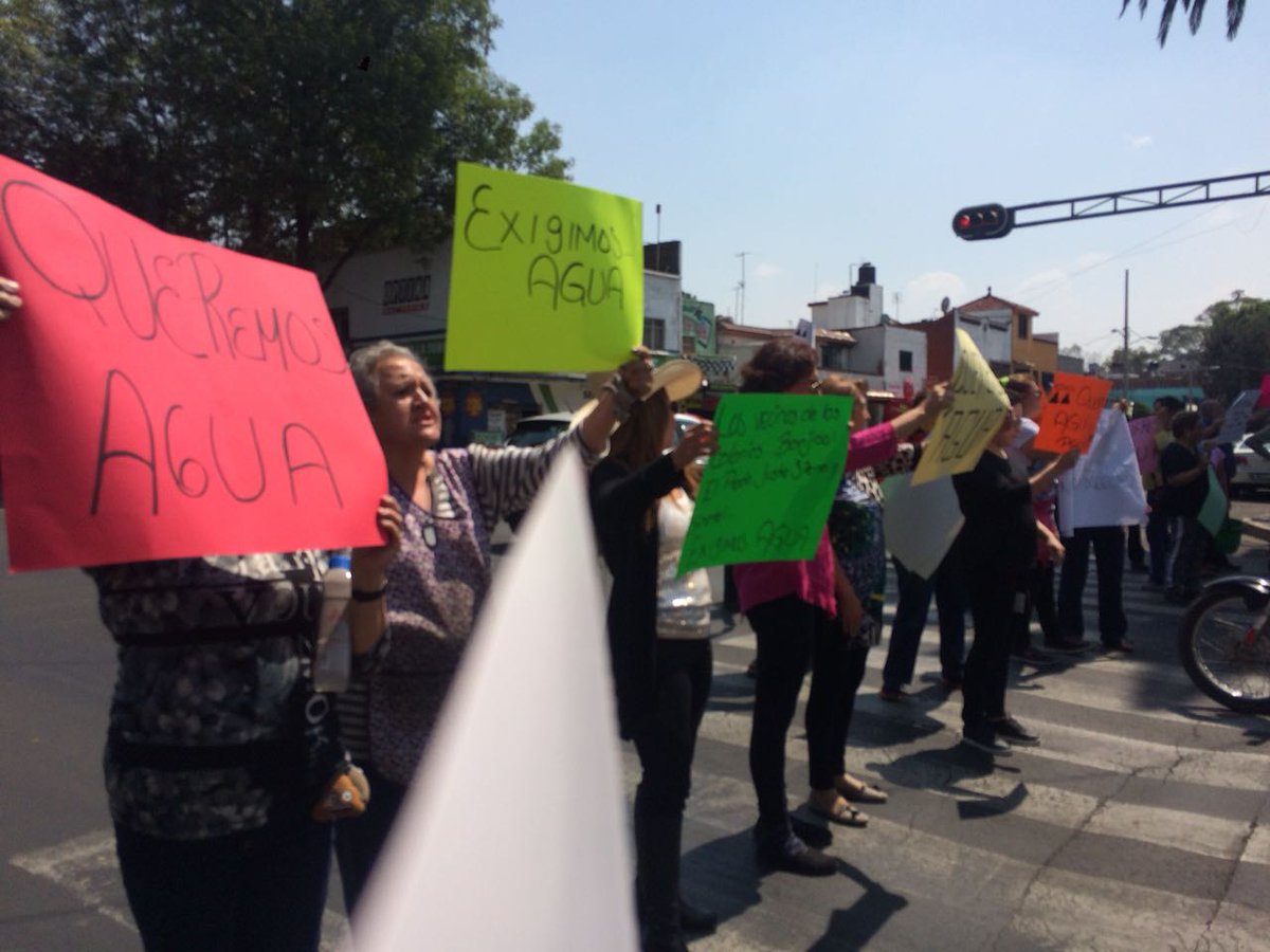 Los vecinos de al menos tres colonias de Iztapalapa denuncian que no tienen abasto de agua.