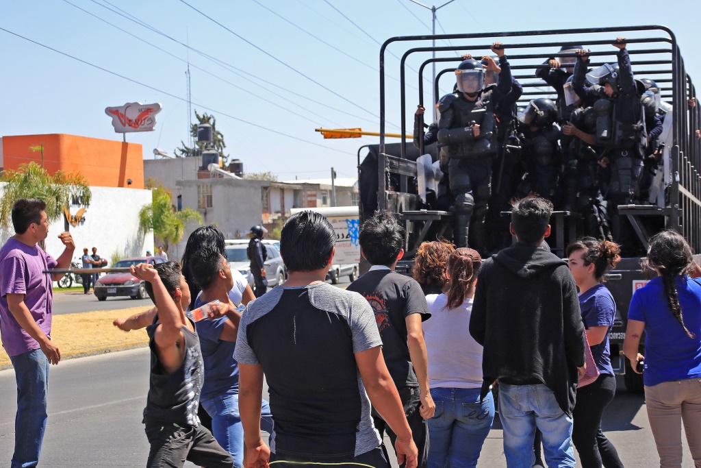 Apedrean a policías para exigir seguridad