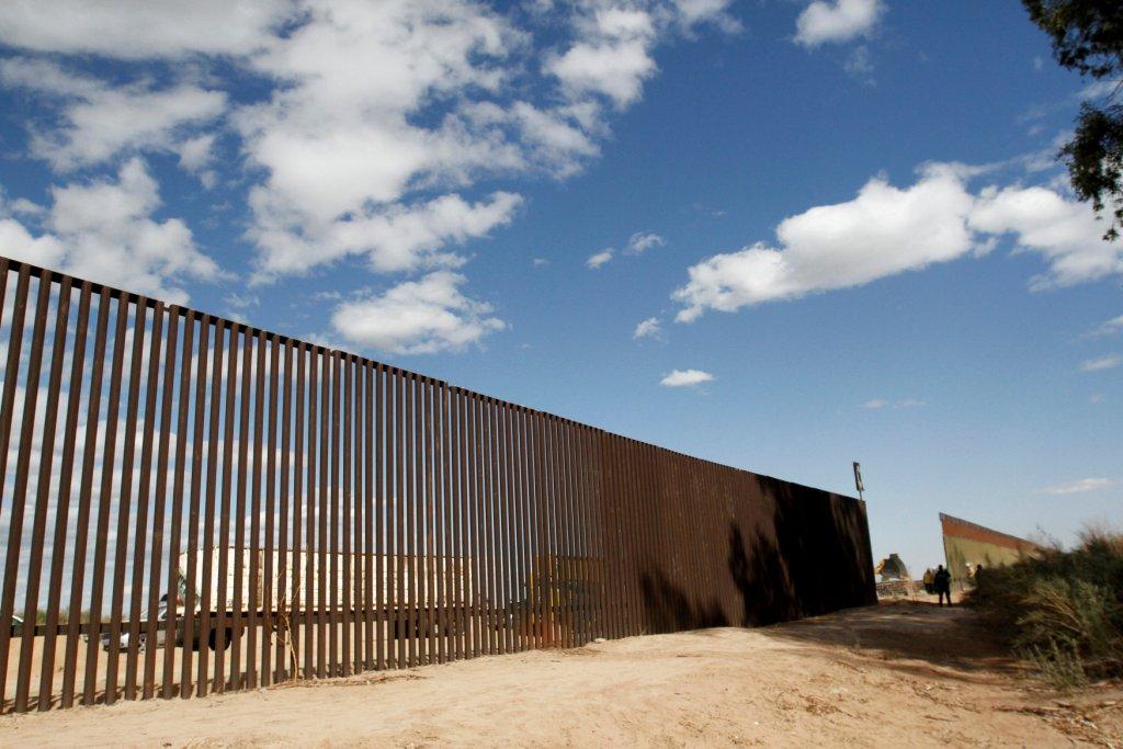 El Cuerpo de Ingenieros del Ejército en Fort Worth, Texas, también se postuló para el proyecto del muro en Calexico, de acuerdo con los registros fede