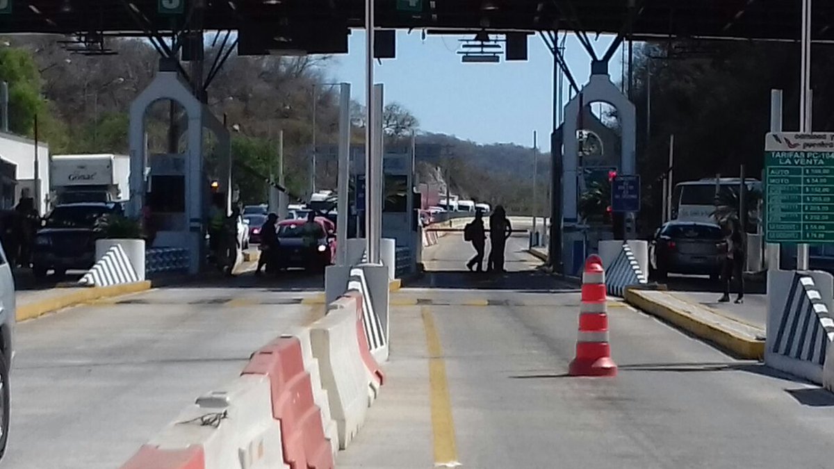 Los normalistas cobran 50 pesos a los automovilistas para dejarlos pasar.