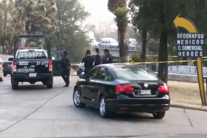 Testigos indicaron que  el cuerpo fue hallado sobre el camellón, con un arma en la mano.