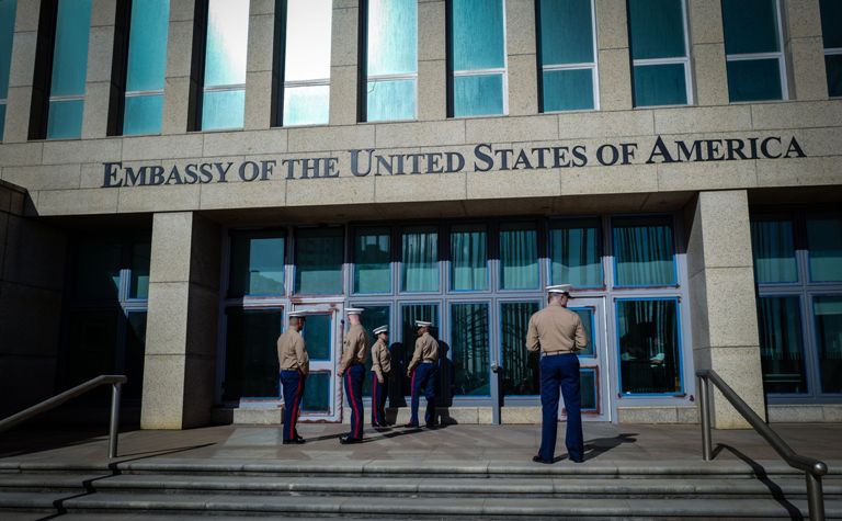 Estados Unidos informó que su embajada en Cuba operará de manera permanente con el personal mínimo.