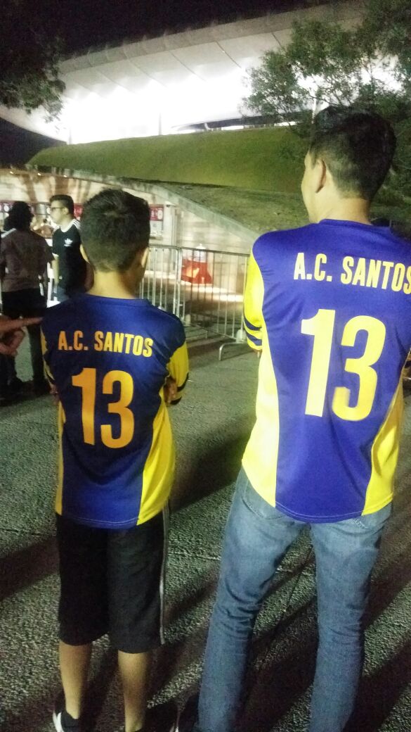 Aficionados de América lucen en el dorsal el nombre de Antonio Carlos Santos