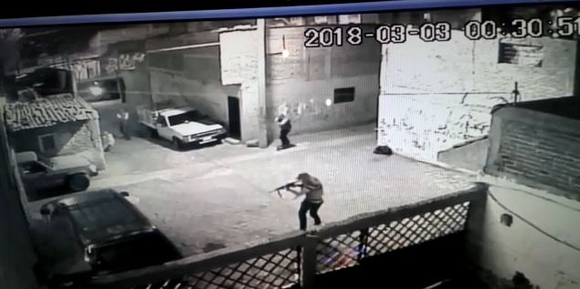 Cuatro sujetos armados llegaron a disparar contra una casa. 