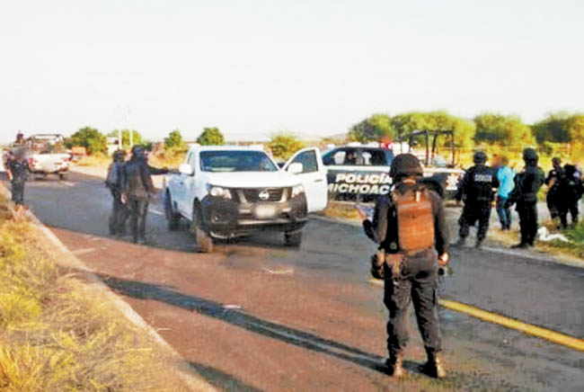 Un puesto de revisión policiaca, luego de los actos ilícitos de este viernes en la entidad michoacana. 