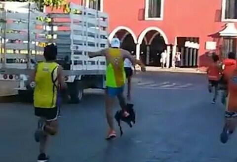 El competidor, identificado como Manuel Alcocer, pateó a un perro que lo acompañaba