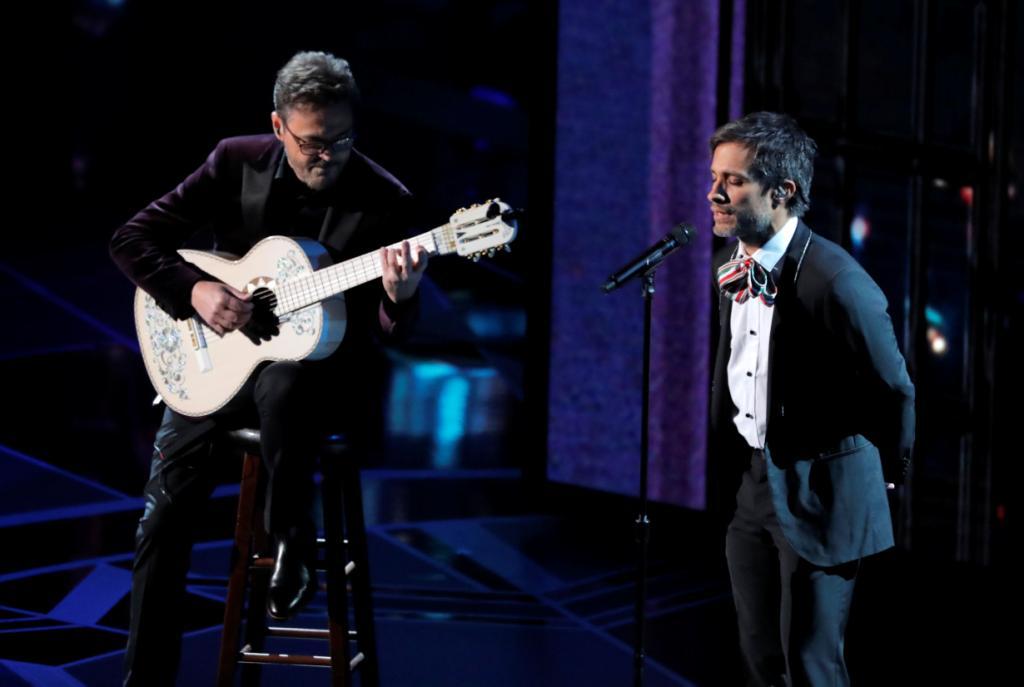 Gael García canta "Recuérdame".