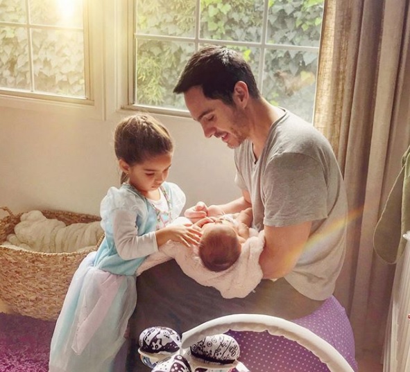 Hermana menor de Aislinn Derbez conoce a su bebé.