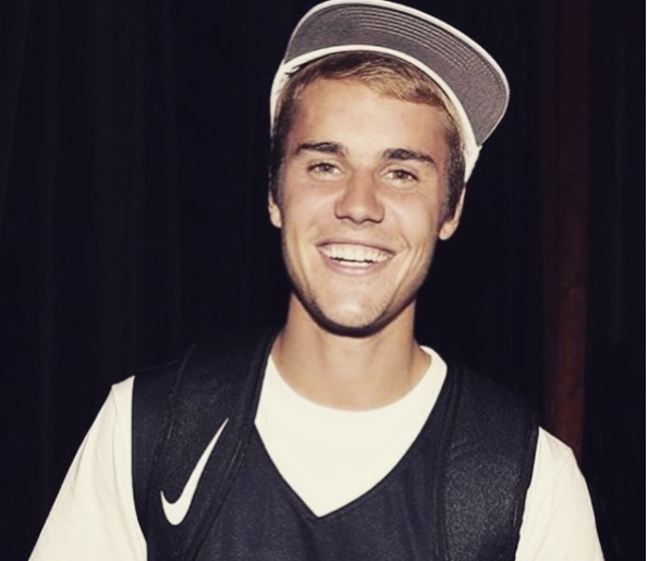 Justin Bieber pide a sus fans que apoyen mayor control de armas.