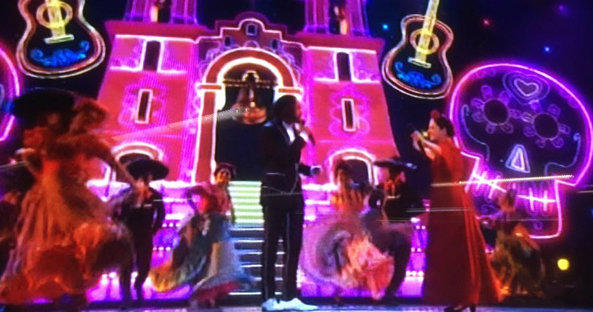 Natalia Lafourcade y Gael García Bernal cantan en los Oscar 2018.