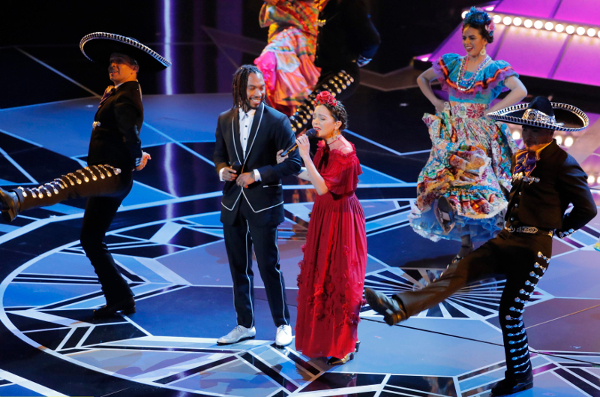 Natalia Lafourcade y Miguel interpretaron el tema principal de la cinta 'Coco', durante la ceremonia de los Premios Oscar.