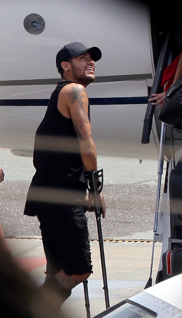 Neymar tras salir del hospital
