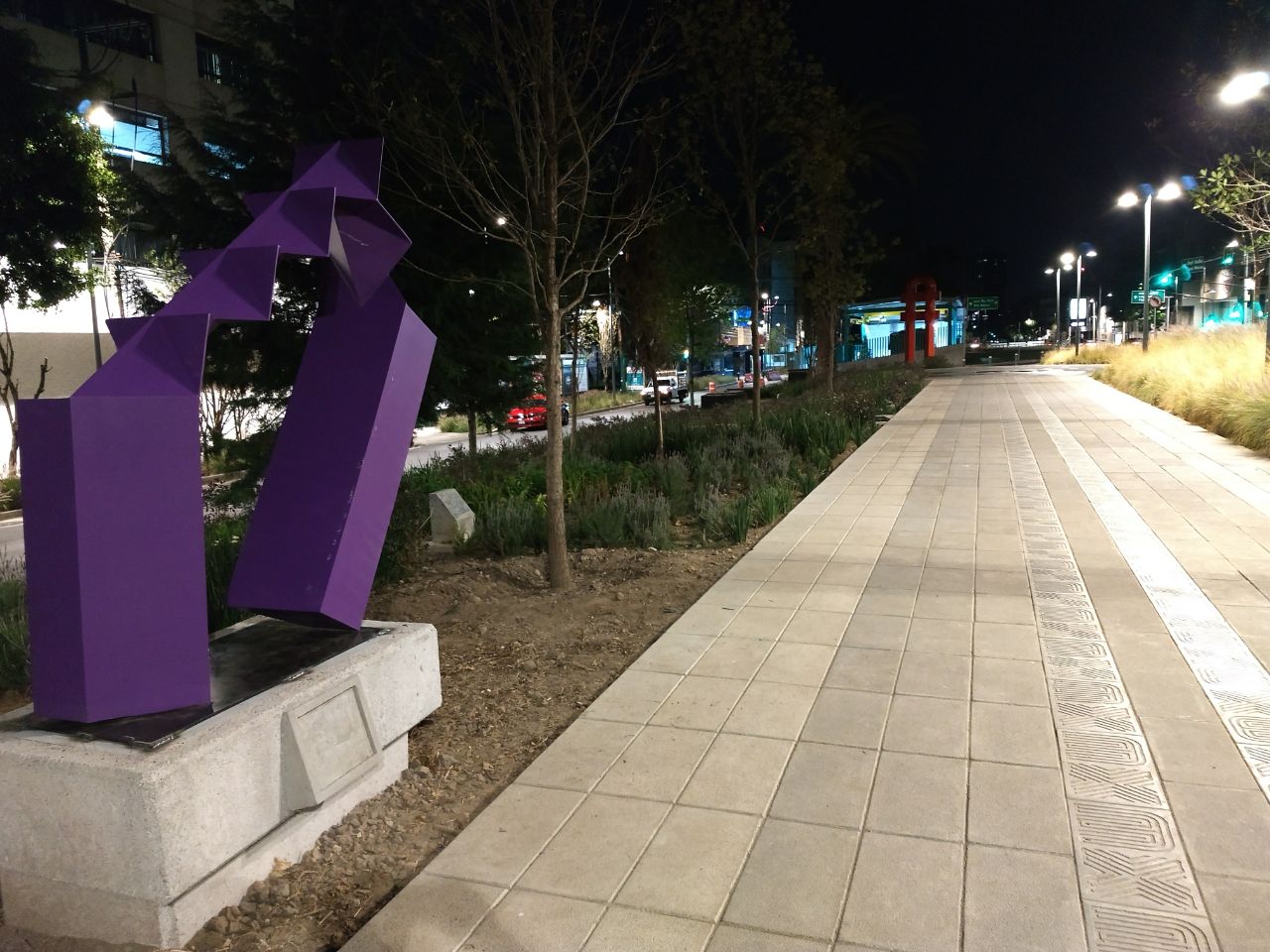 El parque lineal fue construido como parte del deprimido de Mixcoac en Insurgentes.