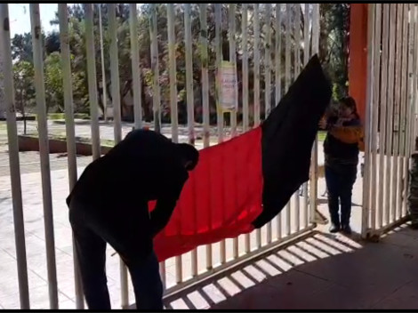 El Sindicato de Trabajadores Académicos retira este fin de semana banderas rojinegras de las puertas de las prepas y facultades de las UABJO.