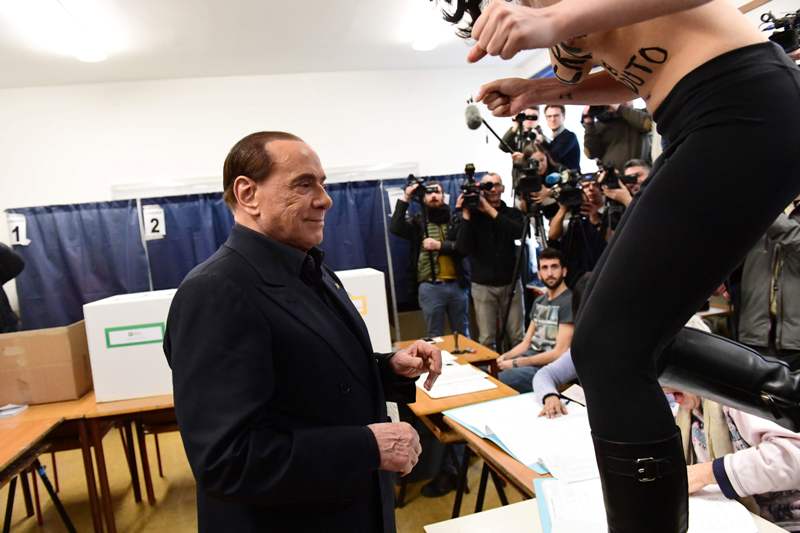 Una activista de Femen interrumpió a Berlusconi en su votación.
