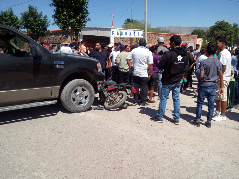 Ante la demora de la Cruz Roja y las altas temperaturas, familiares y amigos fueron los primeros en ayudar al herido.
