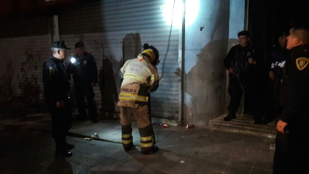 El incendió dañó los 100 metros cuadrados de la bodega. 