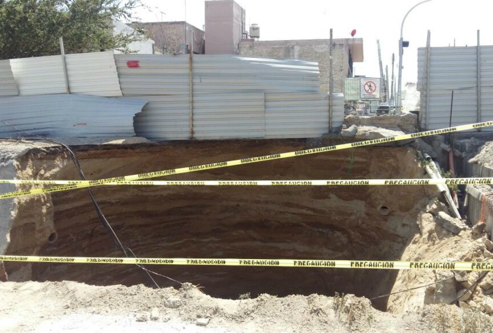 El hundimiento mide aproximadamente 5 metros de diámetro y 4 metros de profundidad, sin embargo no afecta los trabajos de la Línea 3.