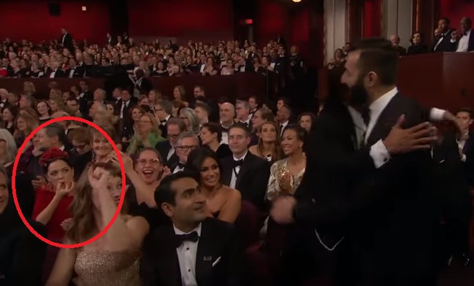 Natalia Lafourcade fue captada chiflando durante la ceremonia.