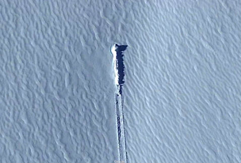 El objeto alargado dejó una larga estela en la nieve antártica.