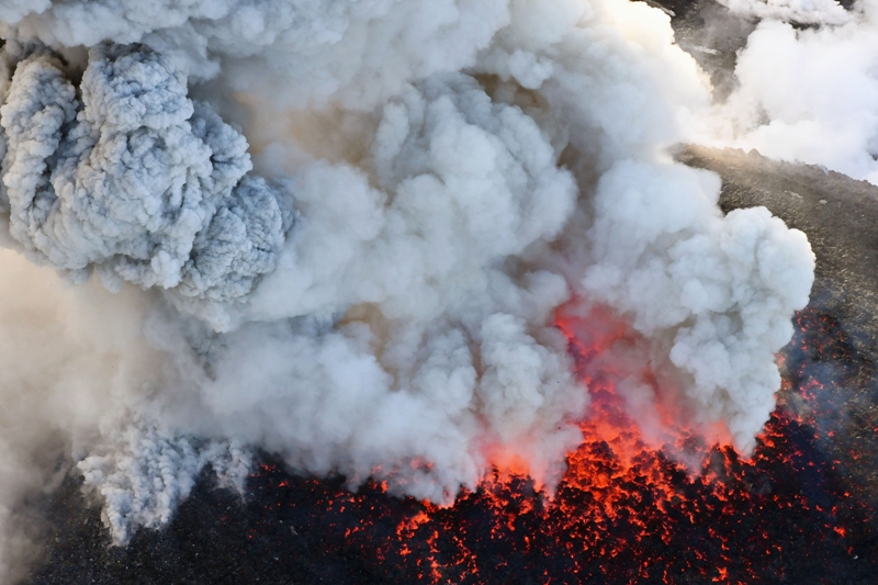 Una columna de humo se eleva desde el cráter del volcán Shinmoedake.