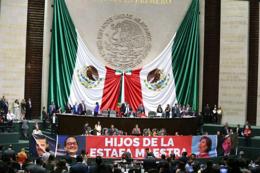 Diputados de PRD y Morena se manifestaron usando mantas en la tribuna en la sesión de hoy en la Cámara de Diputados.