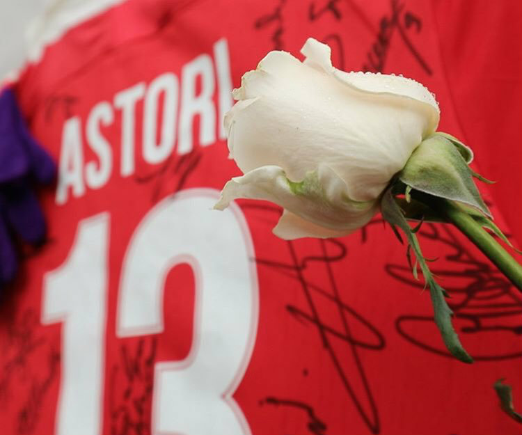 Fiorentina cuelga playera de Astori en las puertas del estadio