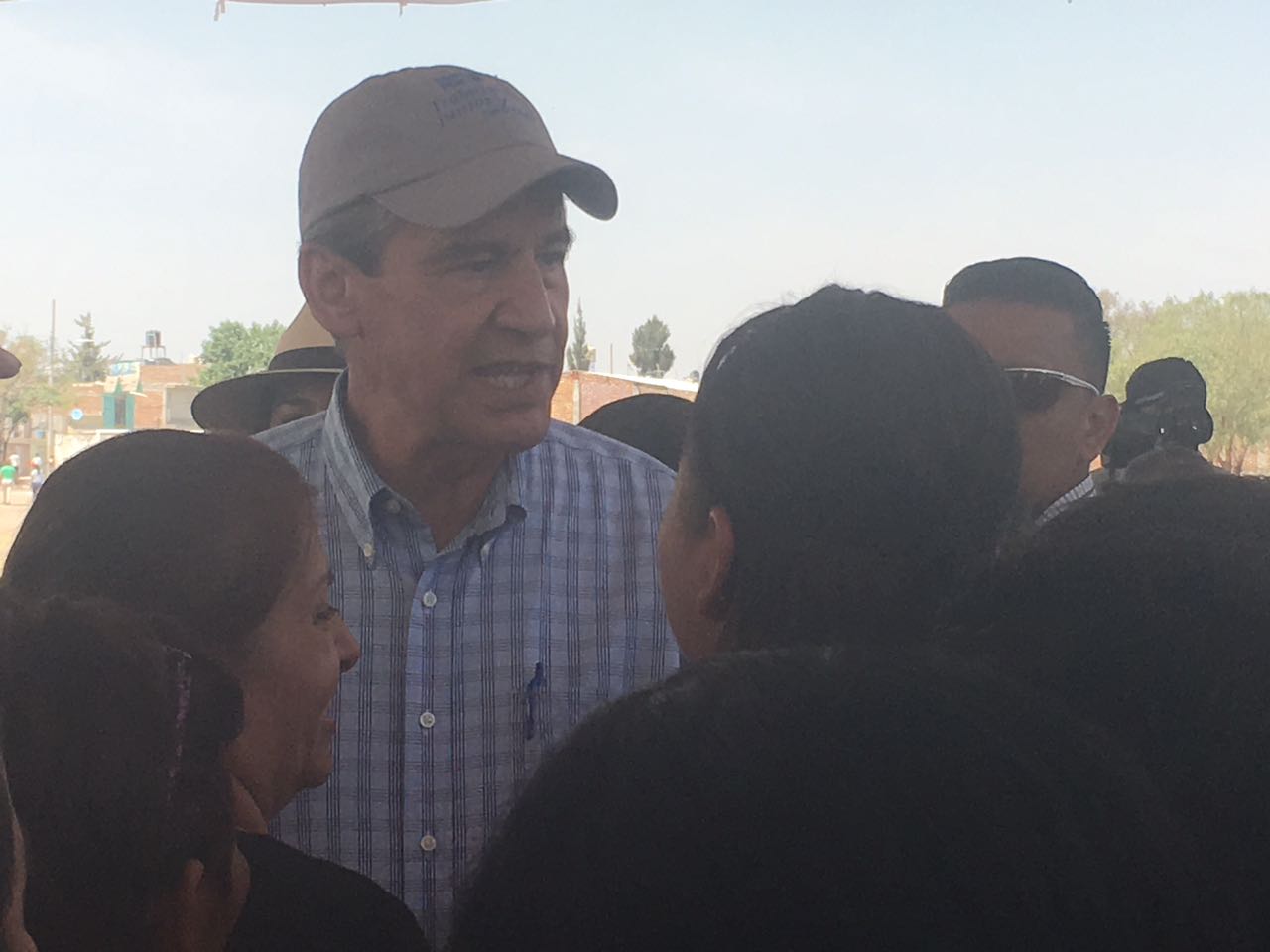 Héctor López Santillana durante la apertura de la calle Fray Daniel