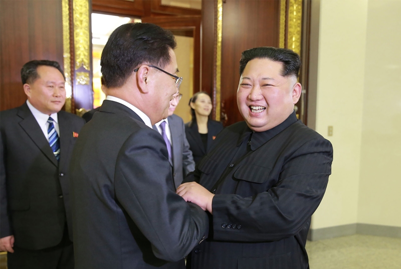 El líder norcoreano Kim Jong-un saluda al director de Seguridad Nacional de Corea del Sur, Chung Eui-yong.