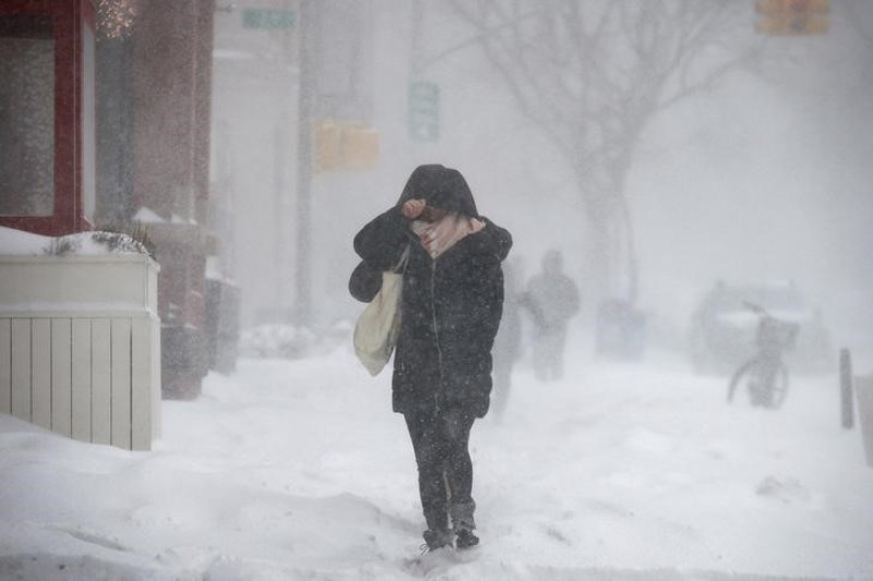 Las escuelas desde Filadelfia hasta Boston cerraron ya que se pronostican la caída de hasta 30 centímetros de nieve .