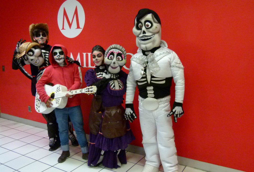 El musical incluye a personajes como Héctor, Miguel, Mamá Imelda y Ernesto de la Cruz. 