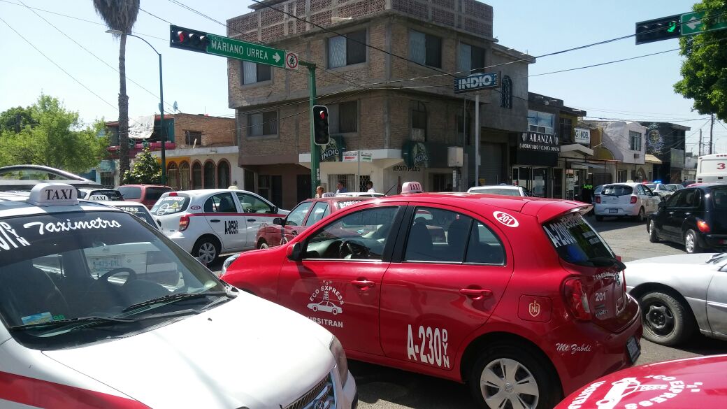 Taxitas de Gómez Palacio se manifestaron contra agentes de 'Fuerza Coahuila'.
