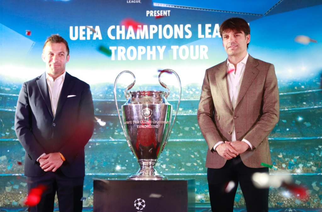 El Trophy Tour de la UEFA Champions League presentó a los ex futbolistas Alessandro del Piero antiguo jugador de la Juventus de Turín y Fernando Morie