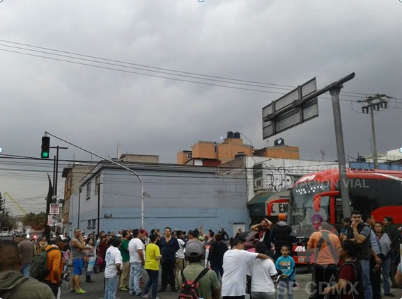 Vecinos de la zona bloquearon carriles laterales y centrales de la calzada Ignacio Zaragoza.