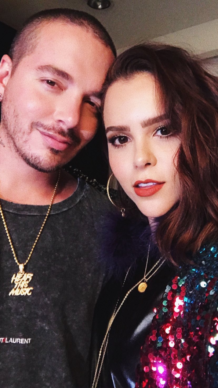 Yuya y J Balvin se toman foto juntos.