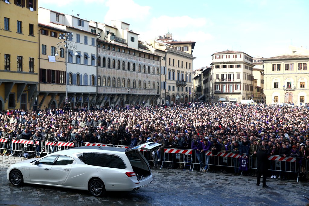 Aficionados se despiden de Davide Astori en su funeral