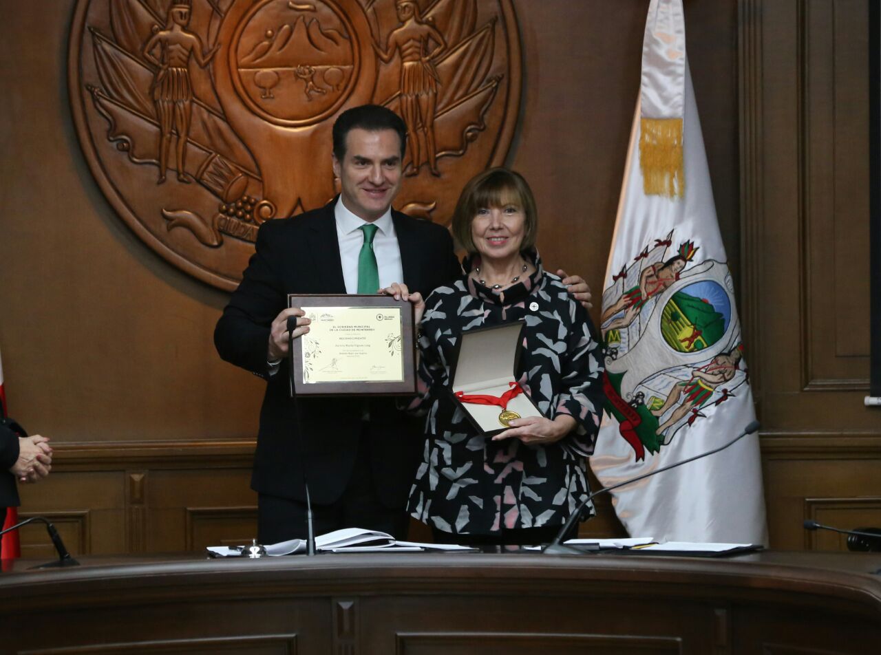 El alcalde Adrián de la Garza Santos y Aurora Vignau de Zambrano, delegada estatal de la Cruz Roja Mexicana.