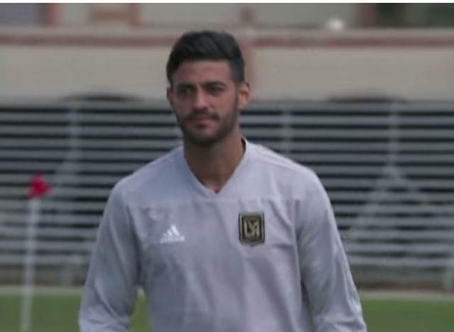 Carlos Vela juega 'cáscara' contra staff de show de TV